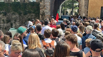 Sirmione invasa dai turisti: ressa, spintoni e file interminabili. Il video del caos: “Bella idea andarci oggi...”
