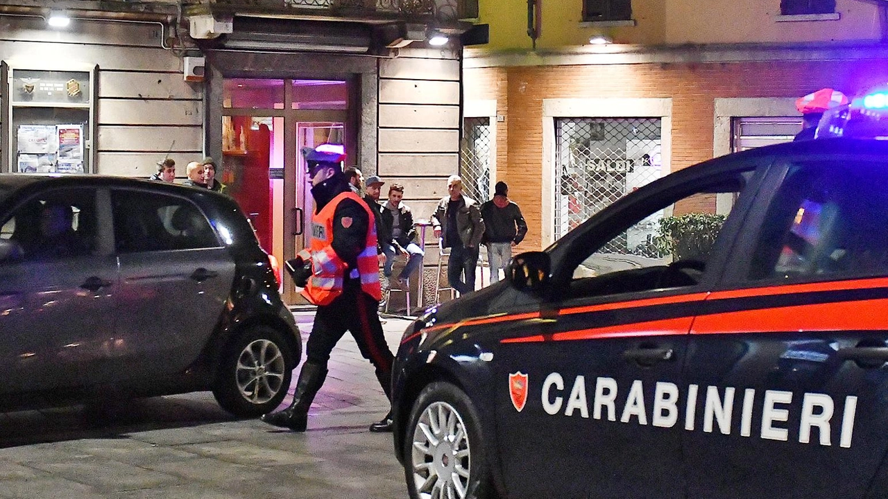 Al bar è andato armato di coltello, e con addosso quattro candelotti esplosivi avvolti con del nastro adesivo nero, con... Al bar è andato armato di coltello, e con addosso quattro candelotti esplosivi avvolti con del nastro adesivo nero, con...