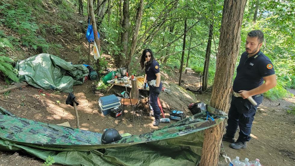 Viaggio nei boschi della droga dell’Alto Lario, tra giovani zombie e spacciatori: “Una piaga, siamo soli” Viaggio nei boschi della droga dell’Alto Lario, tra giovani zombie e spacciatori: “Una piaga, siamo soli”
