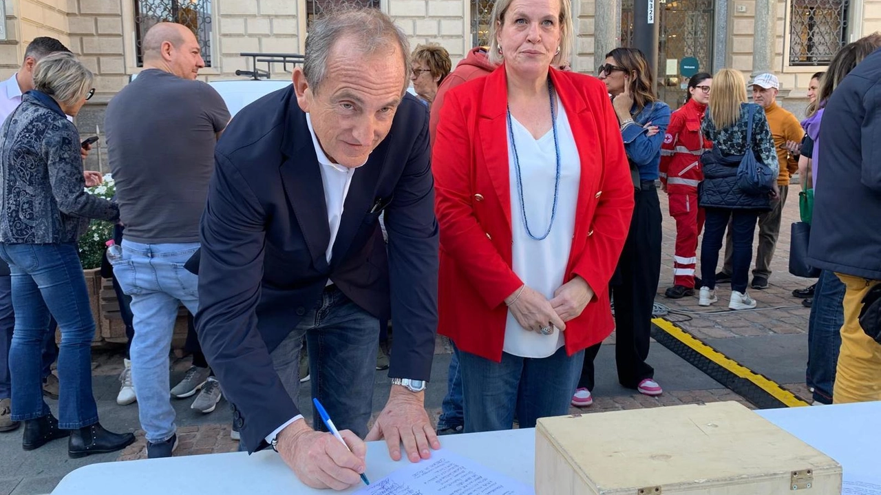 l sindaco. Antonelli e i rappresentanti delle associazioni firmano. il documento in dieci punti predisposto dall’amministrazione comunale che impegna a promuovere. una cultura dell’ascolto e del contrasto. ad ogni fenomeno di violenza