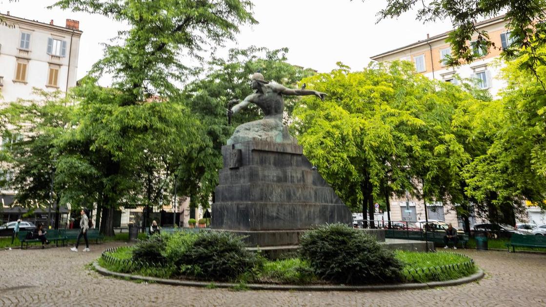 Dentro piazzale Baracca: "Piacevole e tranquilla. Il verde va curato di più" Dentro piazzale Baracca: "Piacevole e tranquilla. Il verde va curato di più"