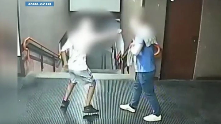 A sinistra uno dei tre rapinatori e a destra il 24enne aggredito e derubato della collana alla stazione