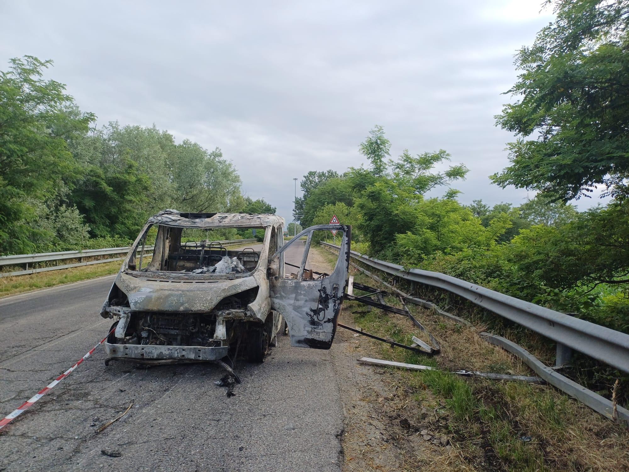 Rapina al centro logistico di Lacchiarella, camion incendiati e chiodi per coprirsi la fuga: quattro feriti Rapina al centro logistico di Lacchiarella, camion incendiati e chiodi per coprirsi la fuga: quattro feriti