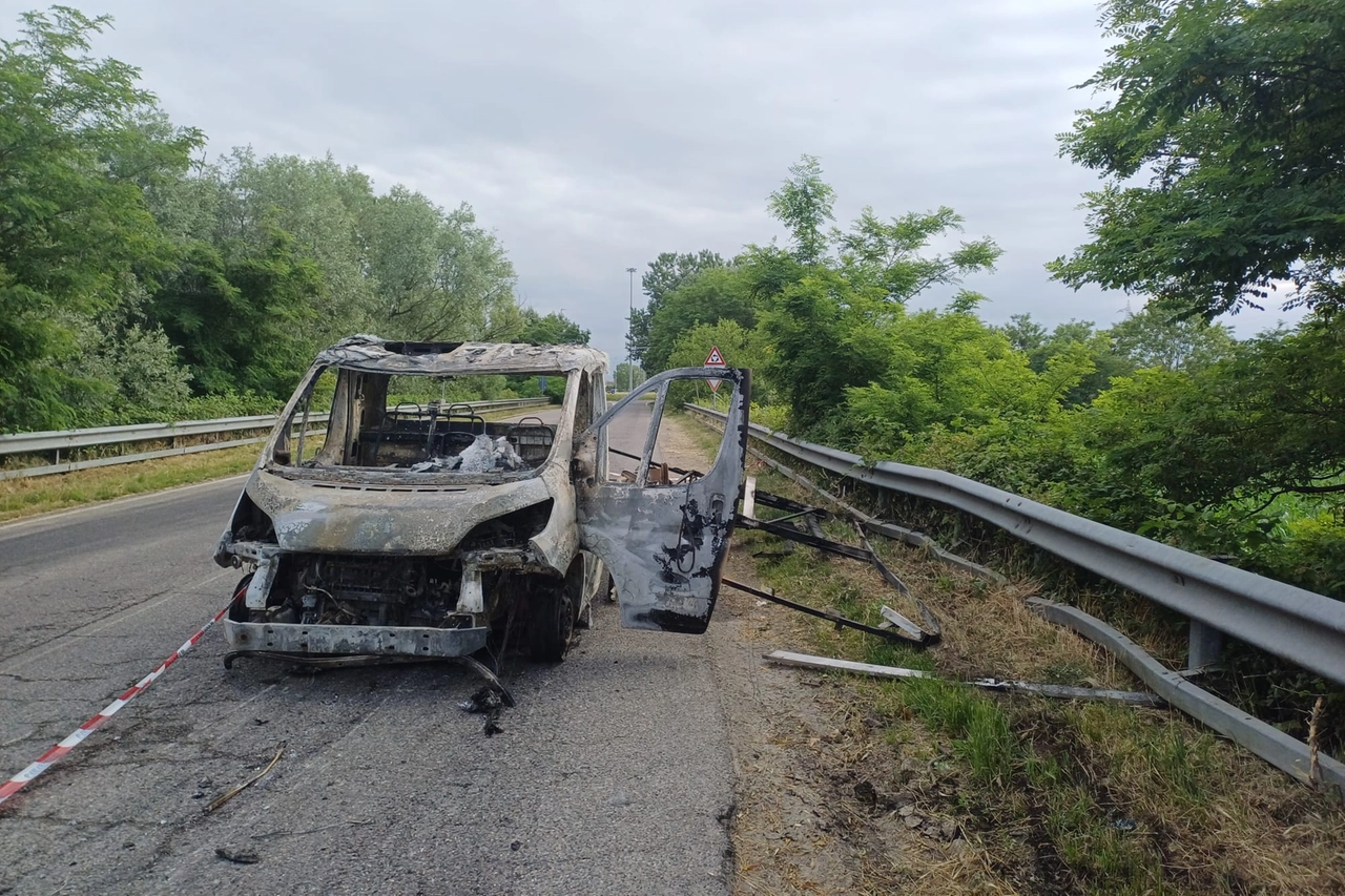 Uno degli autocarri incendiati durante la rapina