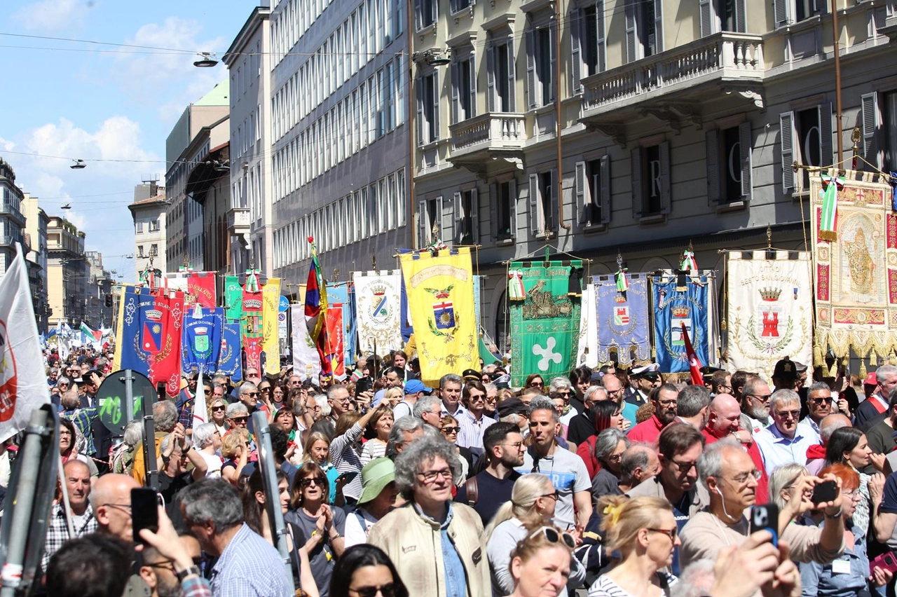 Un momento del passaggio del corteo per gli 80 anni della Liberazione in centro a Milano