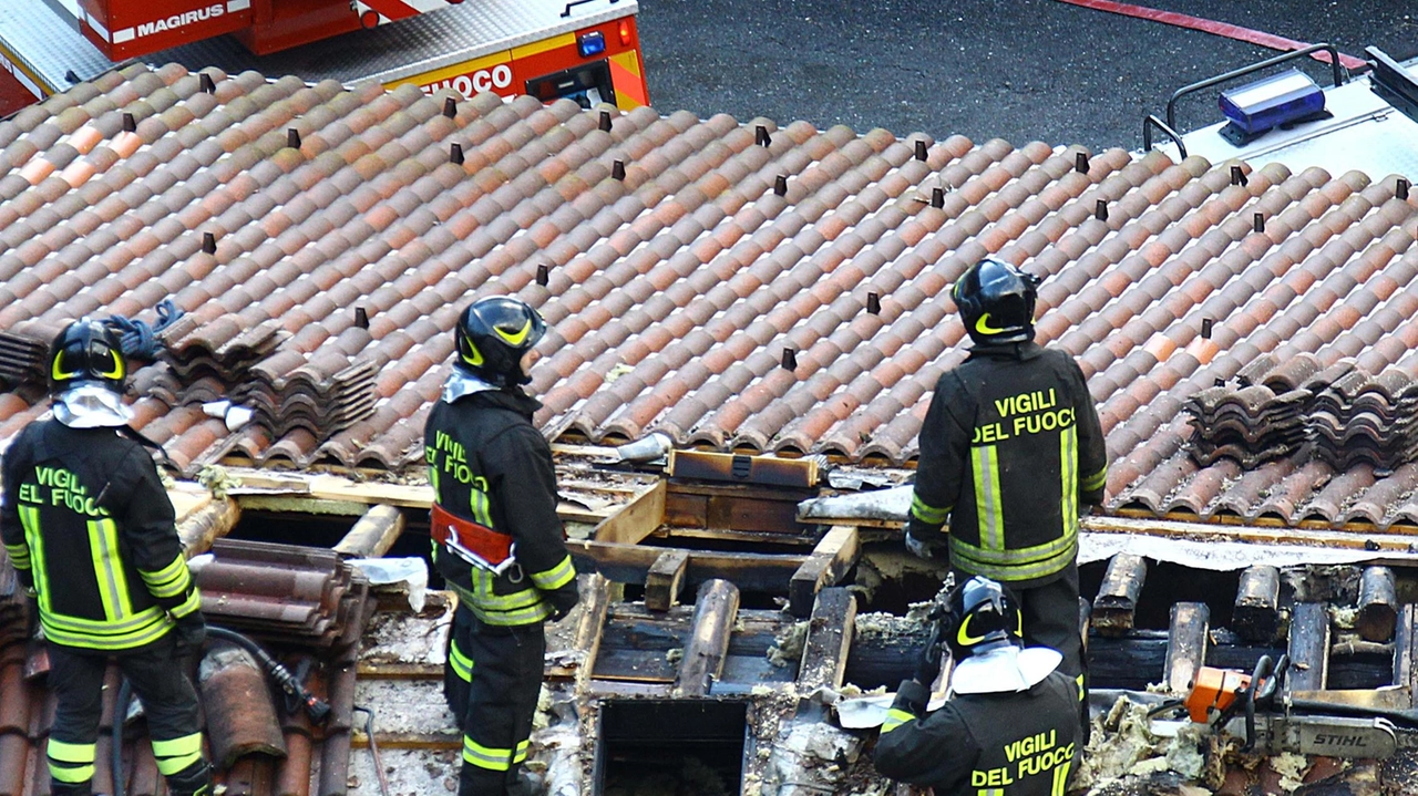Il Distaccamento non riesce a coprire i quattro turni quotidiani con una squadra completa da cinque persone. Colpa di pensionamenti e assunzioni insufficienti. Il personale “prelevato“ e inviato in altre sedi. Il Distaccamento non riesce a coprire i quattro turni quotidiani con una squadra completa da cinque persone. Colpa di pensionamenti e assunzioni insufficienti. Il personale “prelevato“ e inviato in altre sedi.