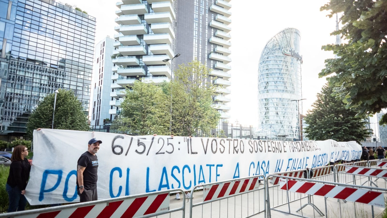 Lo striscione esposto ieri pomeriggio dagli ultrà in viale della Liberazione Lo striscione esposto ieri pomeriggio dagli ultrà in viale della Liberazione
