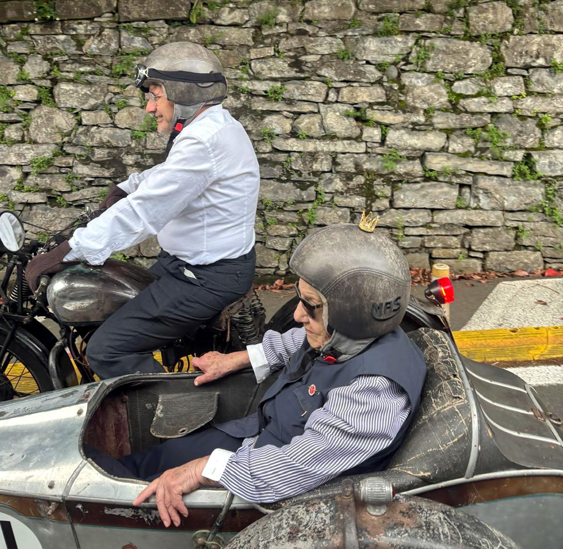 Nonna moto, a 93 anni sul sidecar attraverso l’Italia con i figli Nonna moto, a 93 anni sul sidecar attraverso l’Italia con i figli