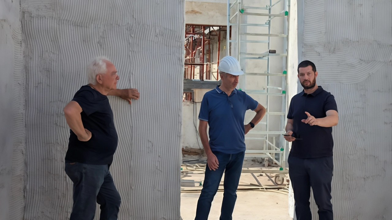 Il sindaco Andrea Basilico con il capocantiere Franco Guerra e l’architetto Massimiliano Spadoni Il sindaco Andrea Basilico con il capocantiere Franco Guerra e l’architetto Massimiliano Spadoni