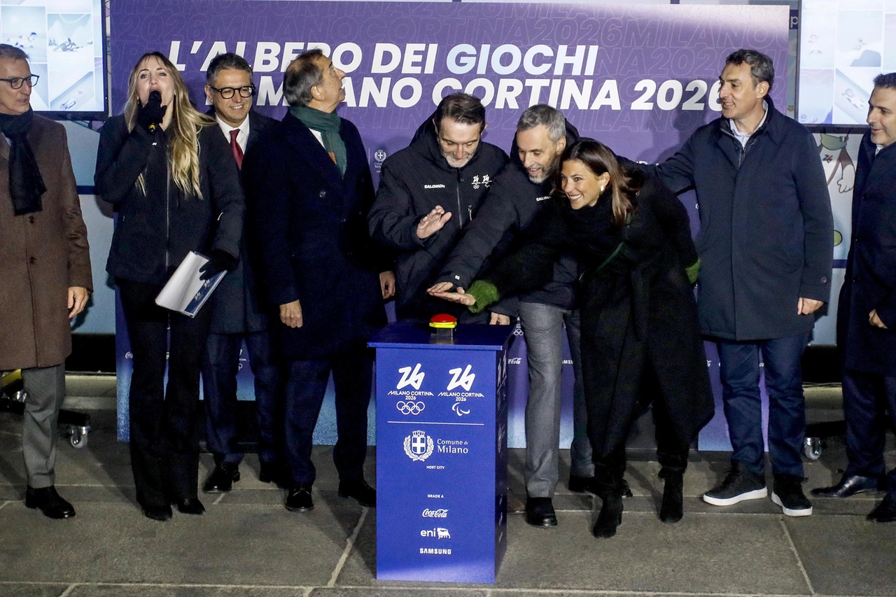 A Milano acceso l'abete di Natale di Milano - Cortina 2026