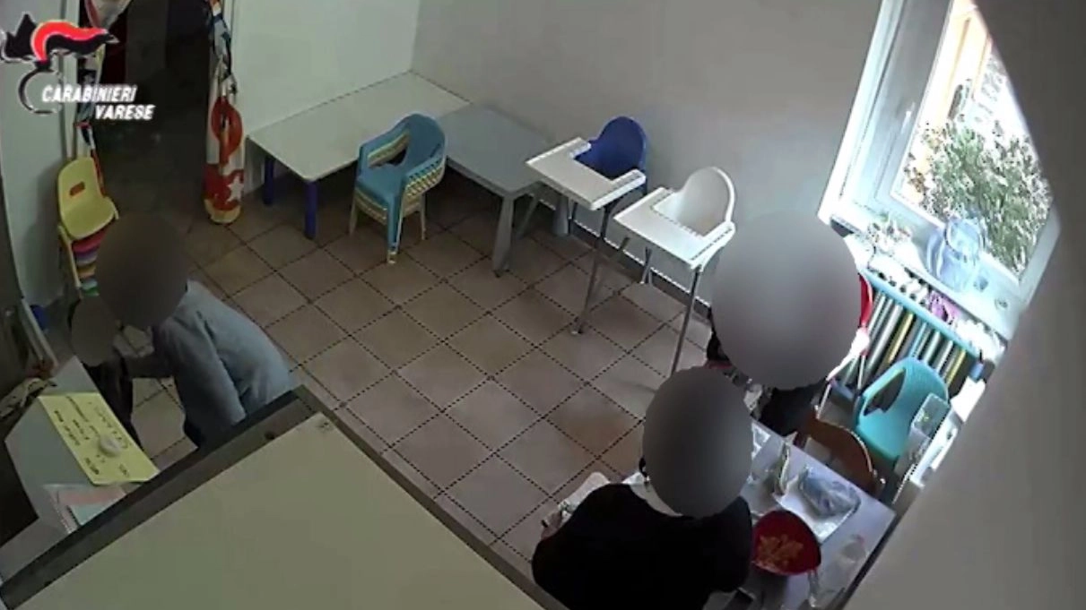 Un frame tratto dal video nell'inchiesta sui maltrattamenti all'asilo di Gavirate Un frame tratto dal video nell'inchiesta sui maltrattamenti all'asilo di Gavirate