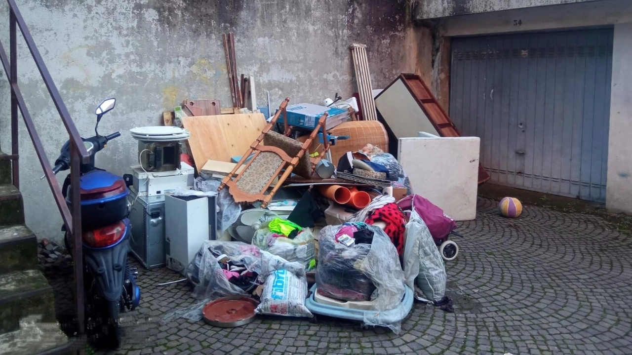 Problemi rifiuti alle case popolari di via Pellegrini 17, a Cederna (Cantalupo). Soprattutto per una signora che si trova con... Problemi rifiuti alle case popolari di via Pellegrini 17, a Cederna (Cantalupo). Soprattutto per una signora che si trova con...