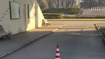 "Accessi chiusi con un birillo". Contestata anche l’esternalizzazione della consegna delle urne cinerarie