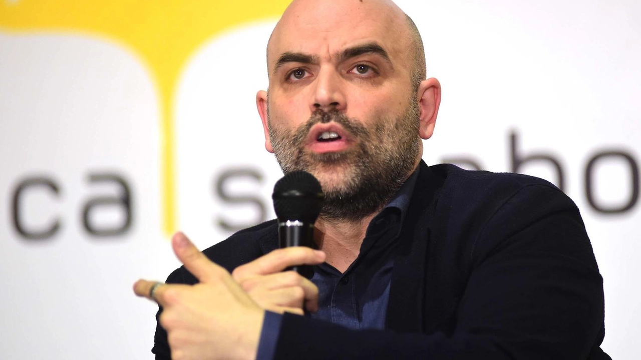 Il giornalista Roberto Saviano è stato contestato a Varese con uno striscione diffamatorio. L'episodio è al vaglio della Digos per ipotesi di estremismo di destra. Saviano ha risposto con fermezza. Il giornalista Roberto Saviano è stato contestato a Varese con uno striscione diffamatorio. L'episodio è al vaglio della Digos per ipotesi di estremismo di destra. Saviano ha risposto con fermezza.