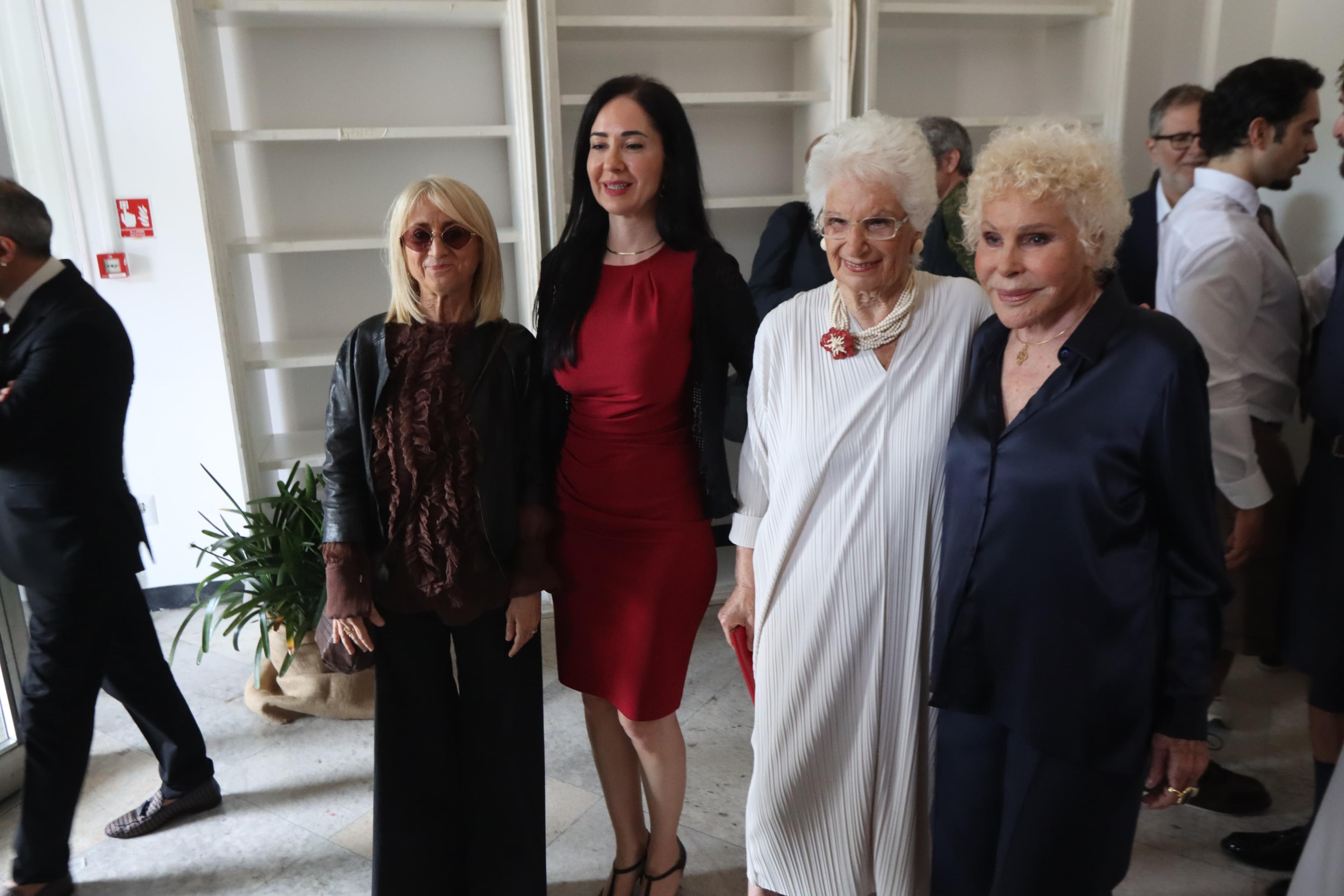 laura honoris causa a ornella vanoni alla statale di milano le rose bianche di mahmood l8217abbraccio di fazio e littizzetto