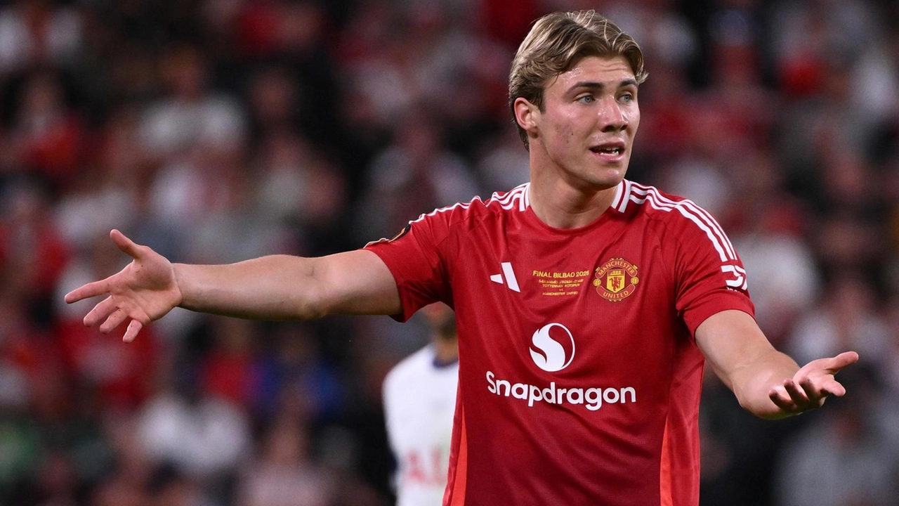 Rasmus Hojlund, 22 anni, attaccante del Manchester United e della nazionale danese che ha militato per una stagione in Serie A con la maglia dell’Atalanta