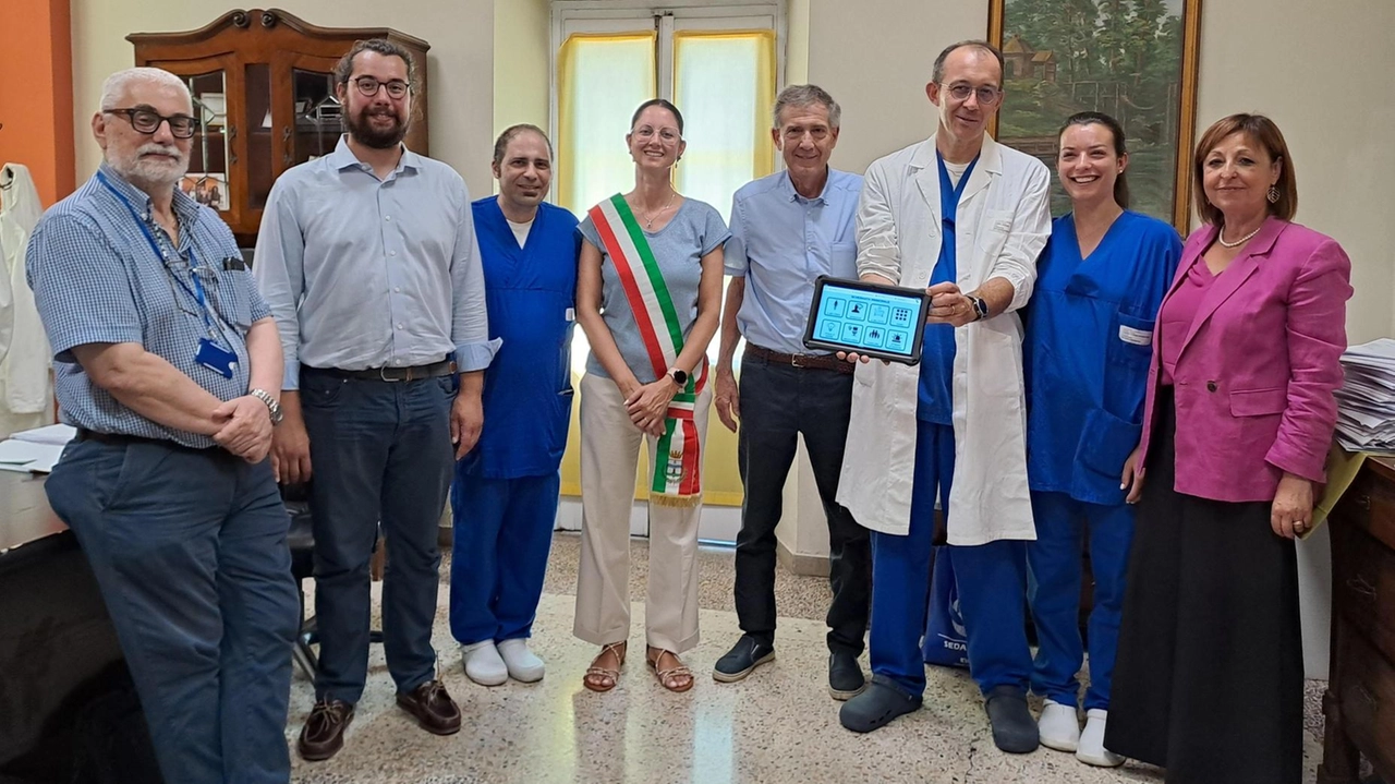 Il primario Massimo Zambon con il tablet per la Rianimazione donato all’ospedale di Cernusco dal Centro Gianni Mori Il primario Massimo Zambon con il tablet per la Rianimazione donato all’ospedale di Cernusco dal Centro Gianni Mori