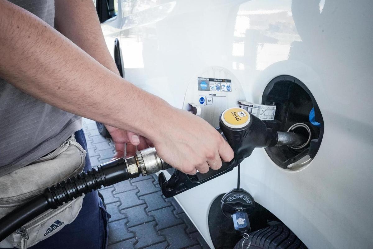 truffa nel milanese benzinaio vende gasolio pericoloso che distrugge le auto per aggirare le accise