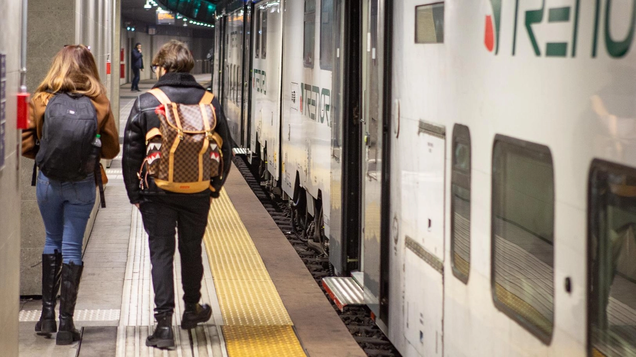Ogni giorno in Lombardia circolano oltre 3.400 treni tra regionali, alta velocità, merci. Un immenso sciangai ad alta tecnologia che... Ogni giorno in Lombardia circolano oltre 3.400 treni tra regionali, alta velocità, merci. Un immenso sciangai ad alta tecnologia che...