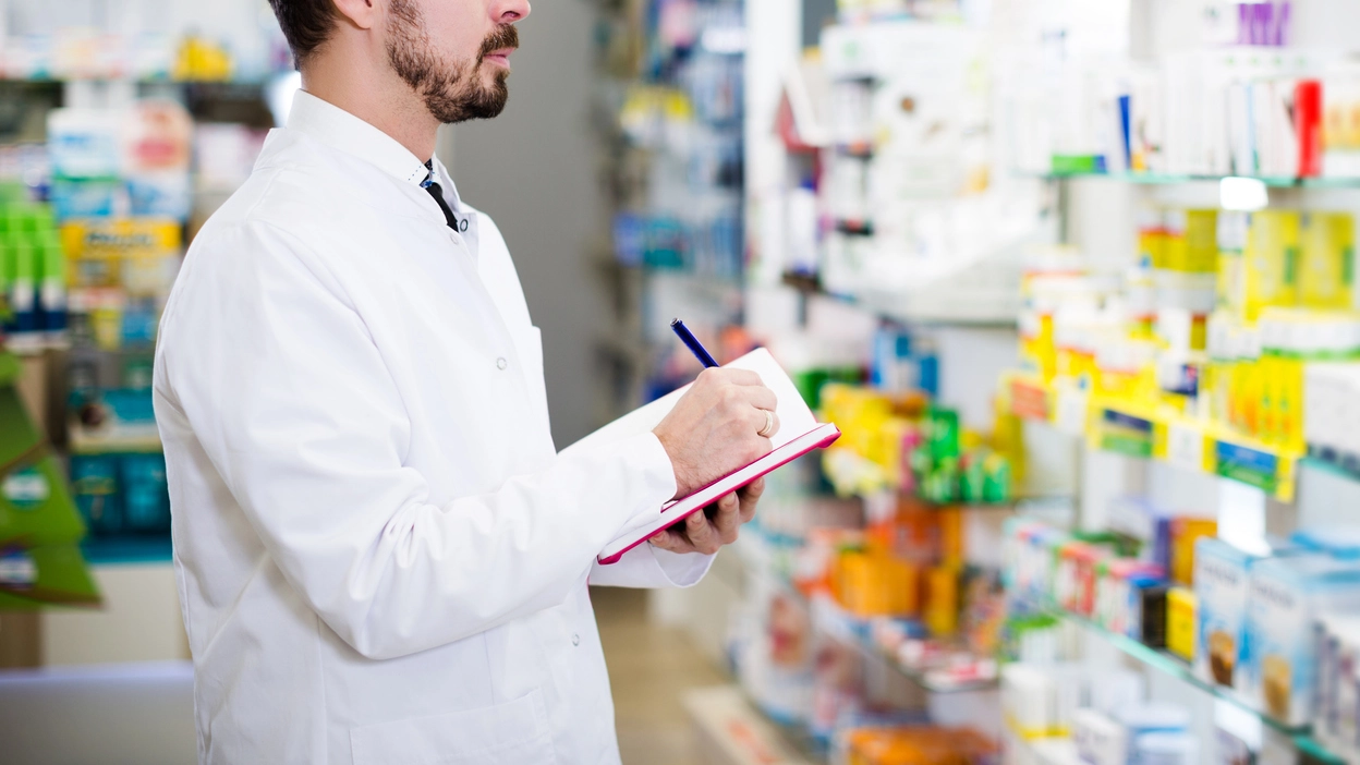 Alla sbarra un farmacista che poi nel 2022 è salito alla ribalta delle cronache come no vax