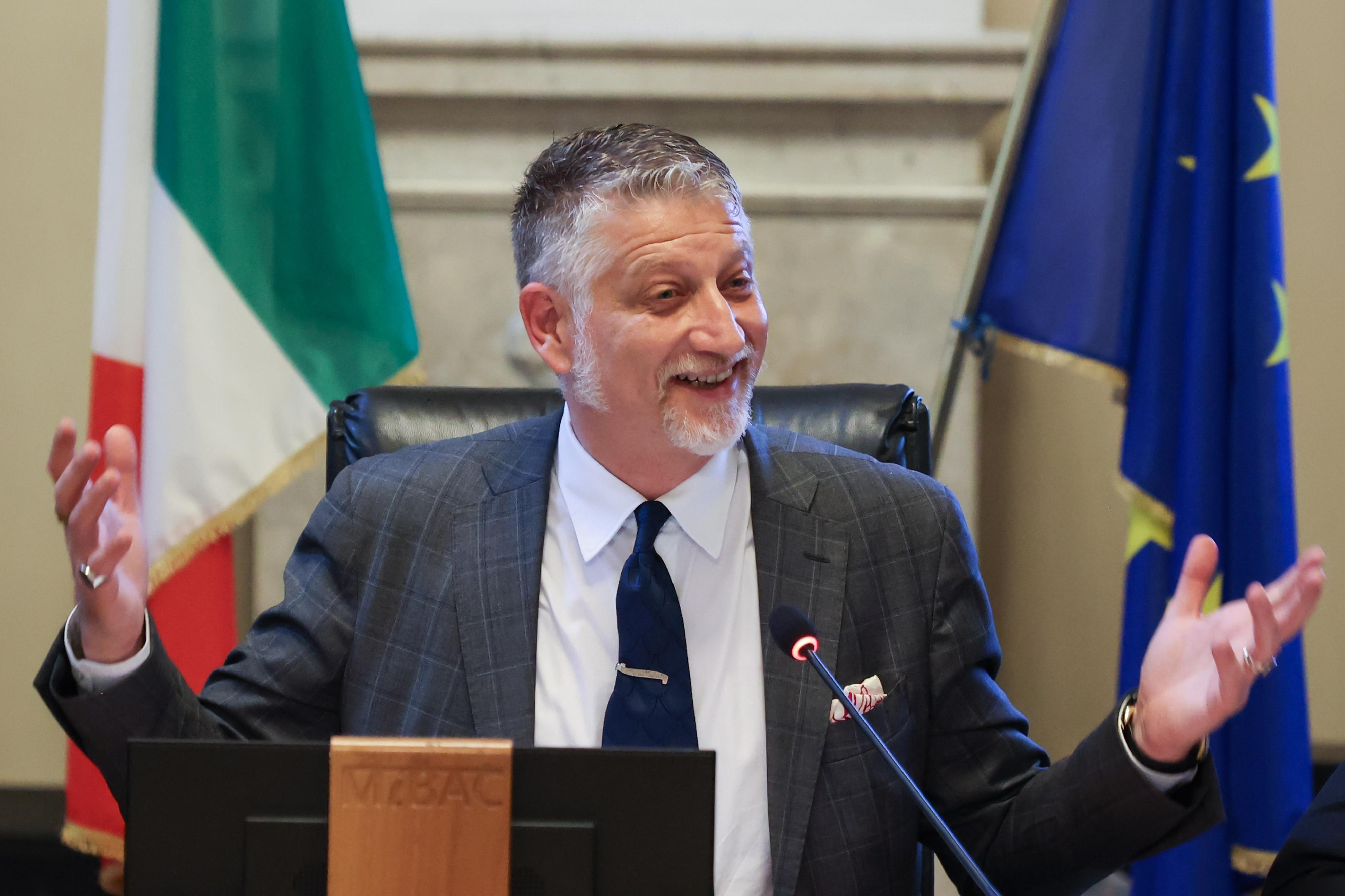 San Siro, la tegola del ministro Giuli: “Verifica sul vincolo sul secondo anello, potrebbero essere già passati 70 anni” San Siro, la tegola del ministro Giuli: “Verifica sul vincolo sul secondo anello, potrebbero essere già passati 70 anni”