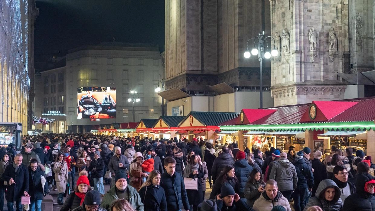 Appuntamento alla Scala sostenuto dalle bancarelle intorno al Duomo. E una messa col vescovo, operatori e utenti dell’istituzione che compie 50 anni. Appuntamento alla Scala sostenuto dalle bancarelle intorno al Duomo. E una messa col vescovo, operatori e utenti dell’istituzione che compie 50 anni.