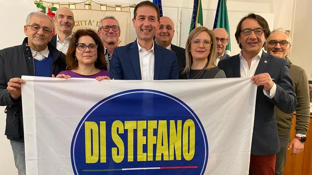 Il sindaco Roberto Di Stefano tra Alessandra Aiosa (sinistra) e Roberta Pizzochera(destra) Il sindaco Roberto Di Stefano tra Alessandra Aiosa (sinistra) e Roberta Pizzochera(destra)
