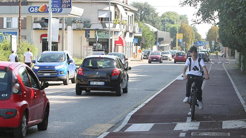 I cartelli serviranno a sensibilizzare le persone che sono alla guida delle auto affinché adottino atteggiamenti più prudenti e rispettosi nei confronti dei ciclisti I cartelli serviranno a sensibilizzare le persone che sono alla guida delle auto affinché adottino atteggiamenti più prudenti e rispettosi nei confronti dei ciclisti