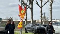 La protesta, a Linate, riguarda lavoratori dietro le quinte del business dei jet privati nello scalo, che si occupano dell’handling... La protesta, a Linate, riguarda lavoratori dietro le quinte del business dei jet privati nello scalo, che si occupano dell’handling...