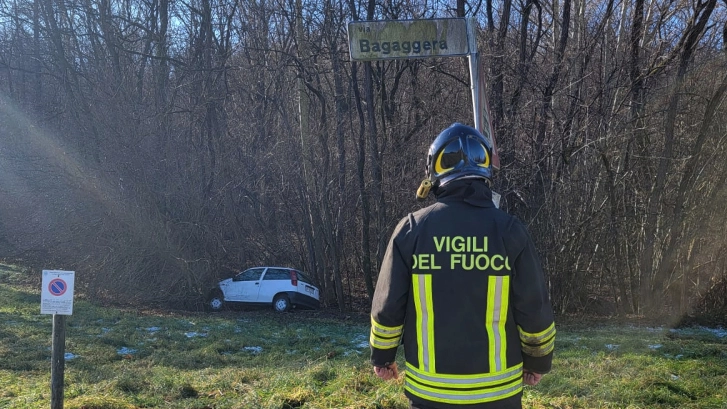 L'incidente a Bagaggera: la Punto è finita fuori strada contro un albero ma sarebbe potuta piombare nel torrente L'incidente a Bagaggera: la Punto è finita fuori strada contro un albero ma sarebbe potuta piombare nel torrente