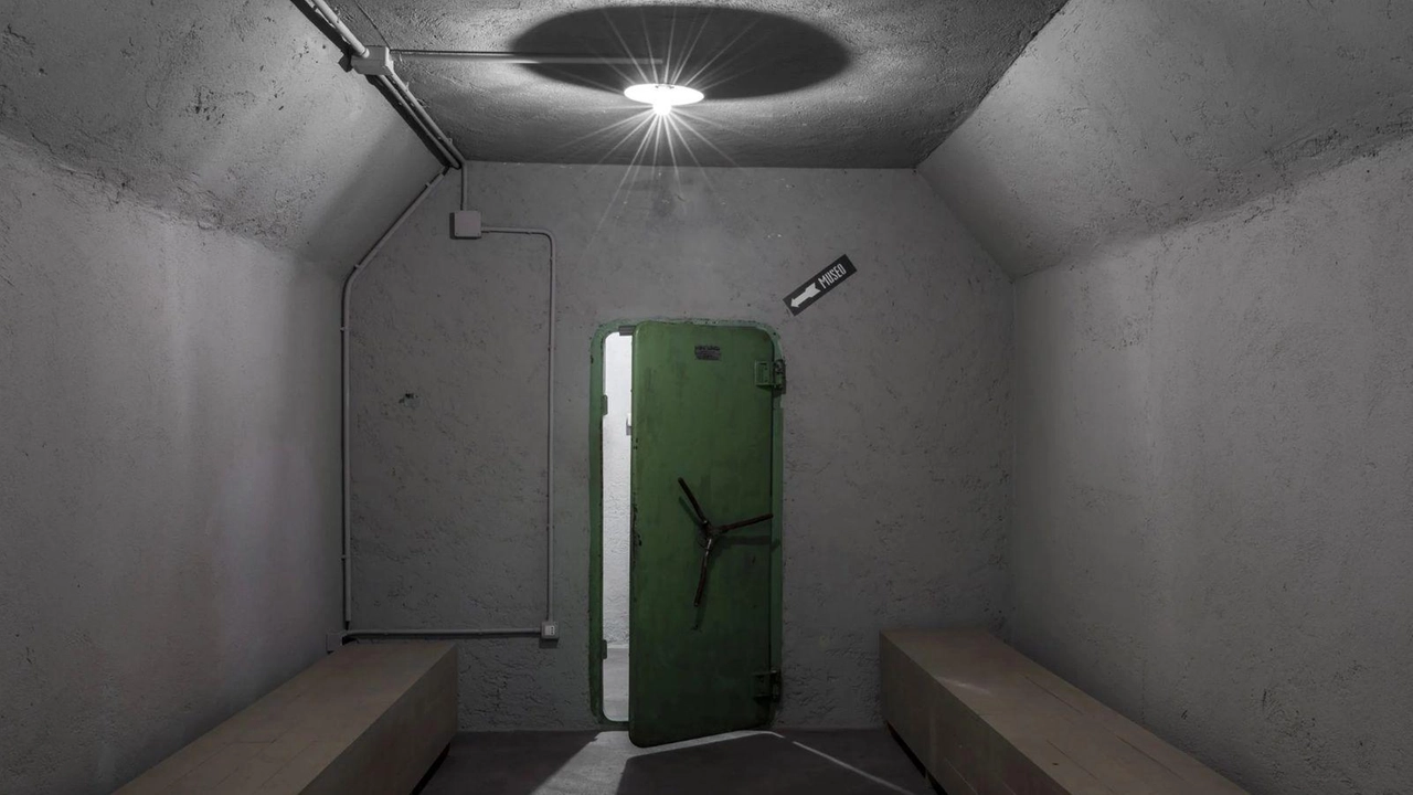 Il bunker è nella palazzina della Croce Rossa di Como, in via Italia Libera Il bunker è nella palazzina della Croce Rossa di Como, in via Italia Libera