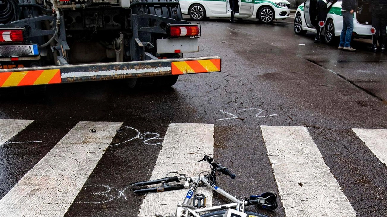 La bici di Cristina Scozia dopo l’impatto con la betoniera in corso di Porta Vittoria La bici di Cristina Scozia dopo l’impatto con la betoniera in corso di Porta Vittoria