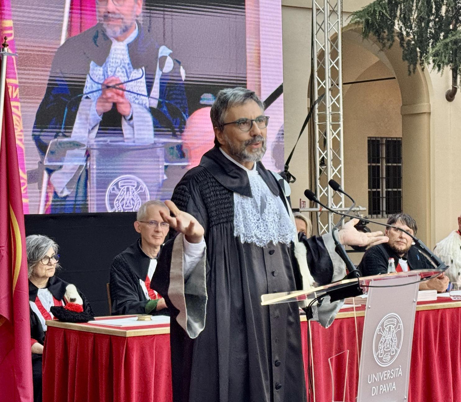 Festa dei laureati con addio. Applausi a 888 neodottori. Il saluto del rettore Svelto: il nostro ateneo è cresciuto Festa dei laureati con addio. Applausi a 888 neodottori. Il saluto del rettore Svelto: il nostro ateneo è cresciuto