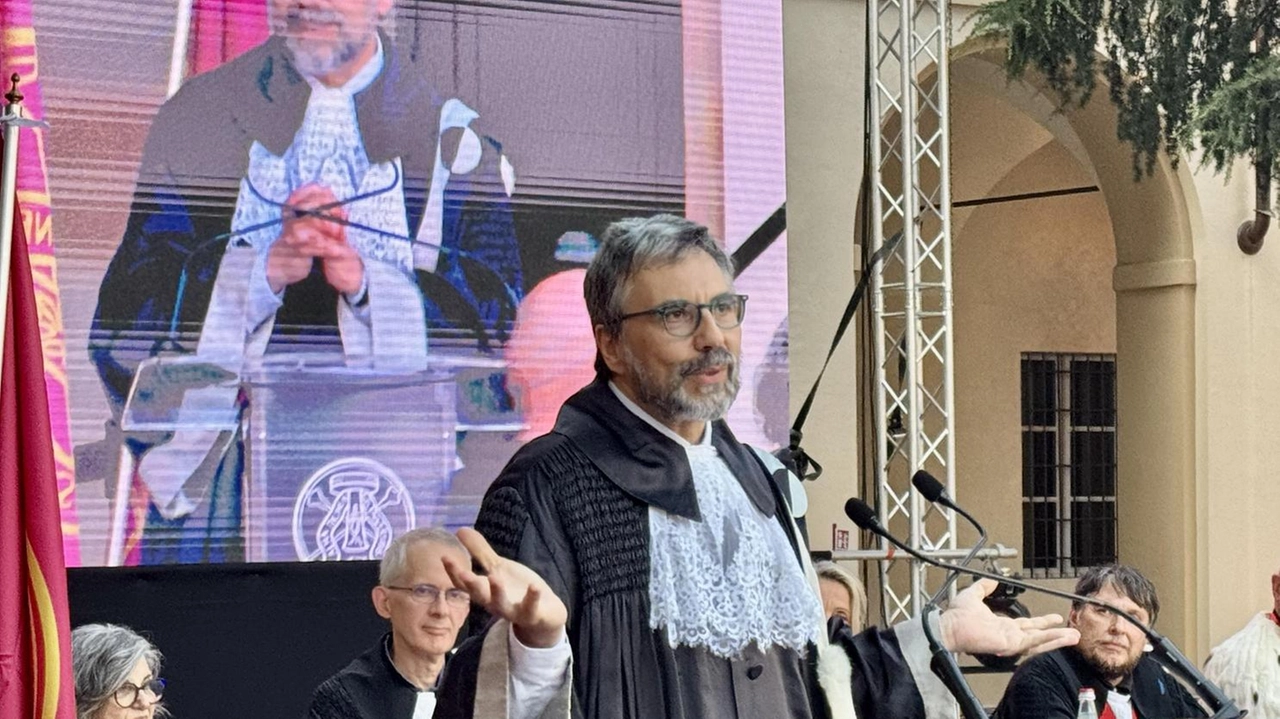 Pavia, ospite d’eccezione alla consegna dei diplomi il professor Omenetto Pavia, ospite d’eccezione alla consegna dei diplomi il professor Omenetto