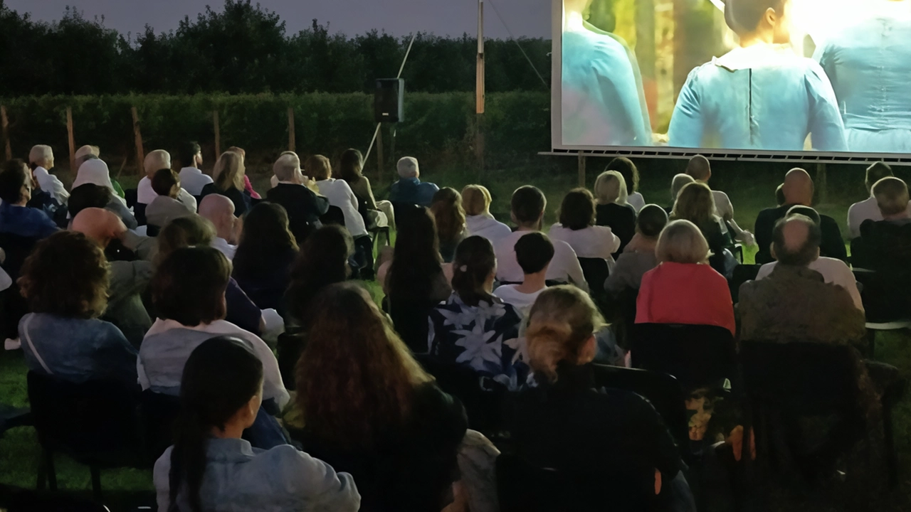 Hoje, às 21h30, no Largo Repubblica de Vedano, terá início o festival “Cinema sotto le stelle” com a exibição...