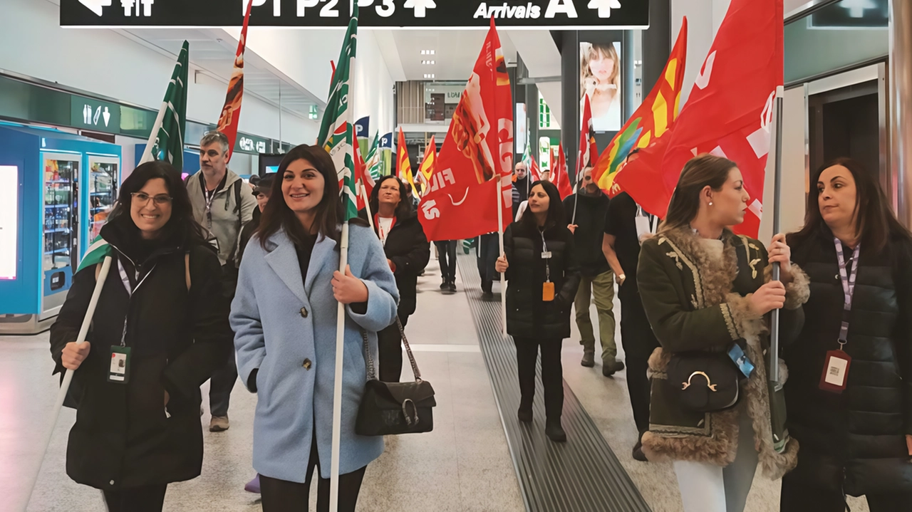Il presidio delle lavoratrici e dei lavoratori di Dufrital, la società che gestisce i duty free e le edicole in aeroporto per chiedere il rinnovo del contratto