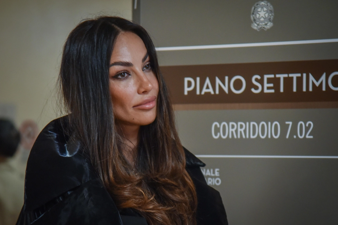 Madalina Ghenea al settimo piano del tribunale per l’udienza contro la stalker