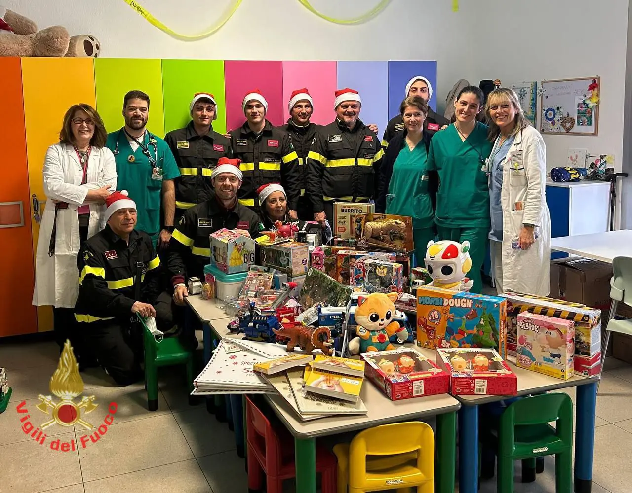 I Vigili del Fuoco di Monza portano il Natale ai bimbi ricoverati negli ospedali