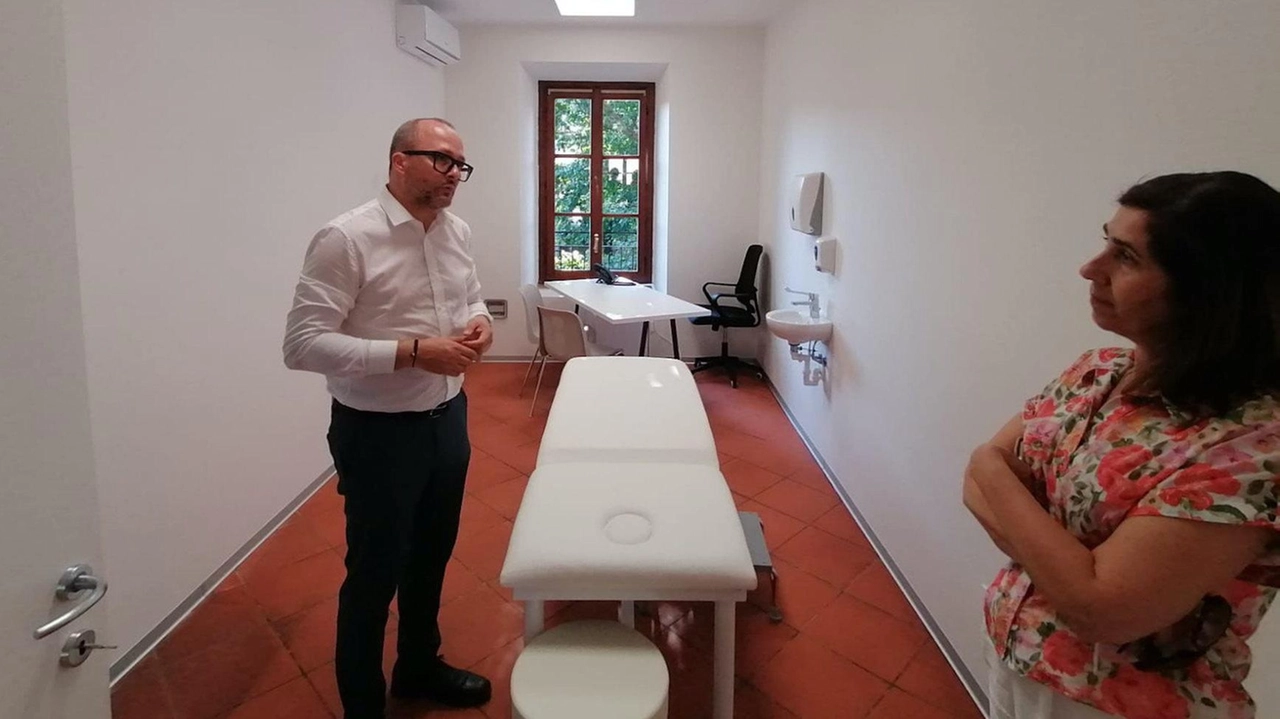 Cinque ambulatori, un’infermeria, due sale d’attesa e una reception nel cuore di Concorezzo. Nessuna barriera architettonica: l’intervento di riqualificazione è costato 230mila euro. Cinque ambulatori, un’infermeria, due sale d’attesa e una reception nel cuore di Concorezzo. Nessuna barriera architettonica: l’intervento di riqualificazione è costato 230mila euro.