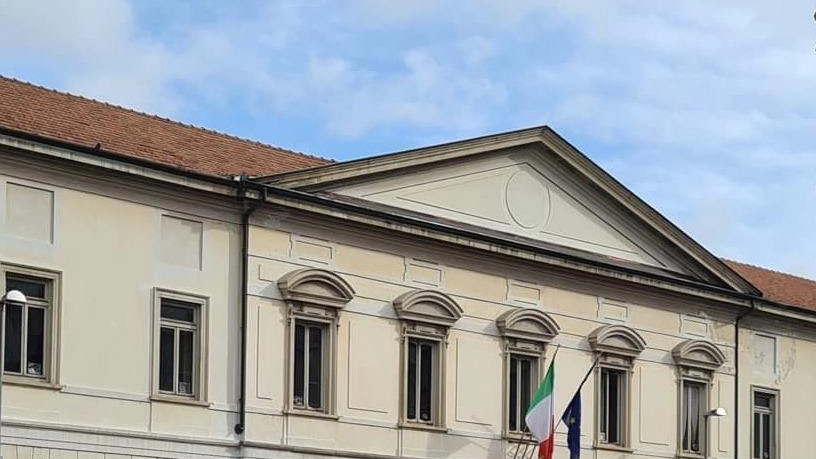 La facciata di Palazzo Gilardoni sede del Municipio di Busto Arsizio è stata imbrattata da scritte offensive contro il sindaco La facciata di Palazzo Gilardoni sede del Municipio di Busto Arsizio è stata imbrattata da scritte offensive contro il sindaco