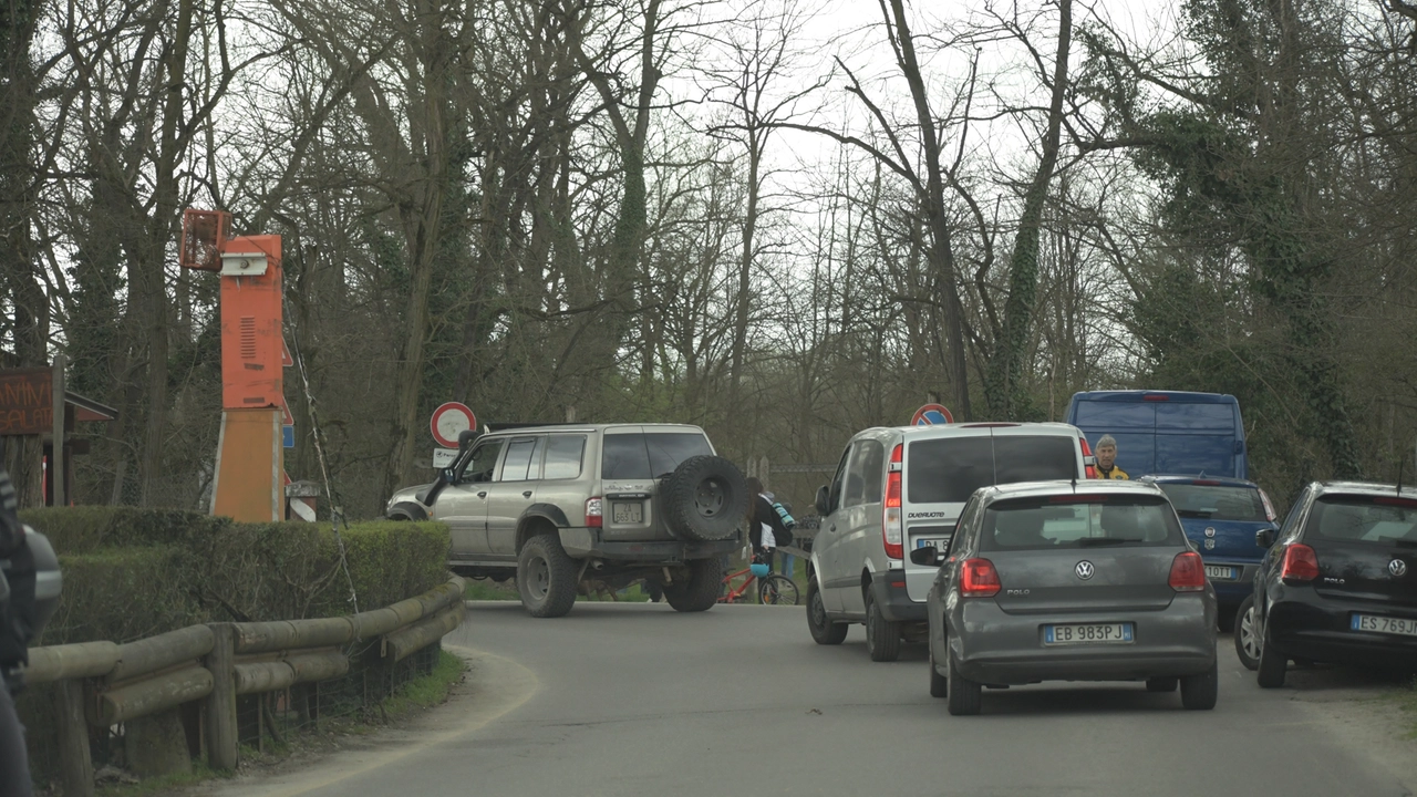 La coda delle auto nella zona del ponte di barche l’1 maggio