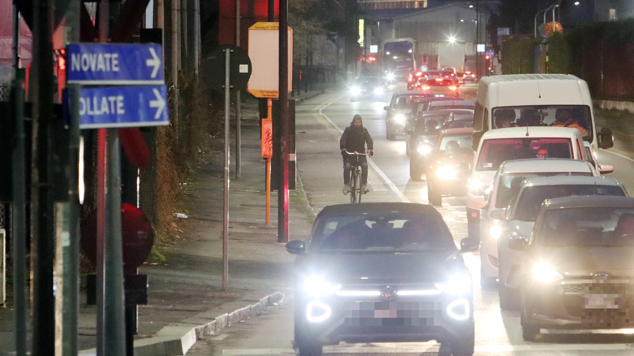 Ieri nel tardo pomeriggio, poche ore dopo l’investimento, auto e tir sulla ciclabile Ieri nel tardo pomeriggio, poche ore dopo l’investimento, auto e tir sulla ciclabile