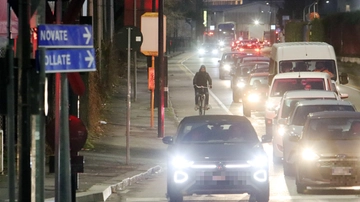 Milano, il pericolo sul rettilineo trafficato. Pista invasa da tir, furgoni e auto: “Chi la percorre è sempre a rischio”