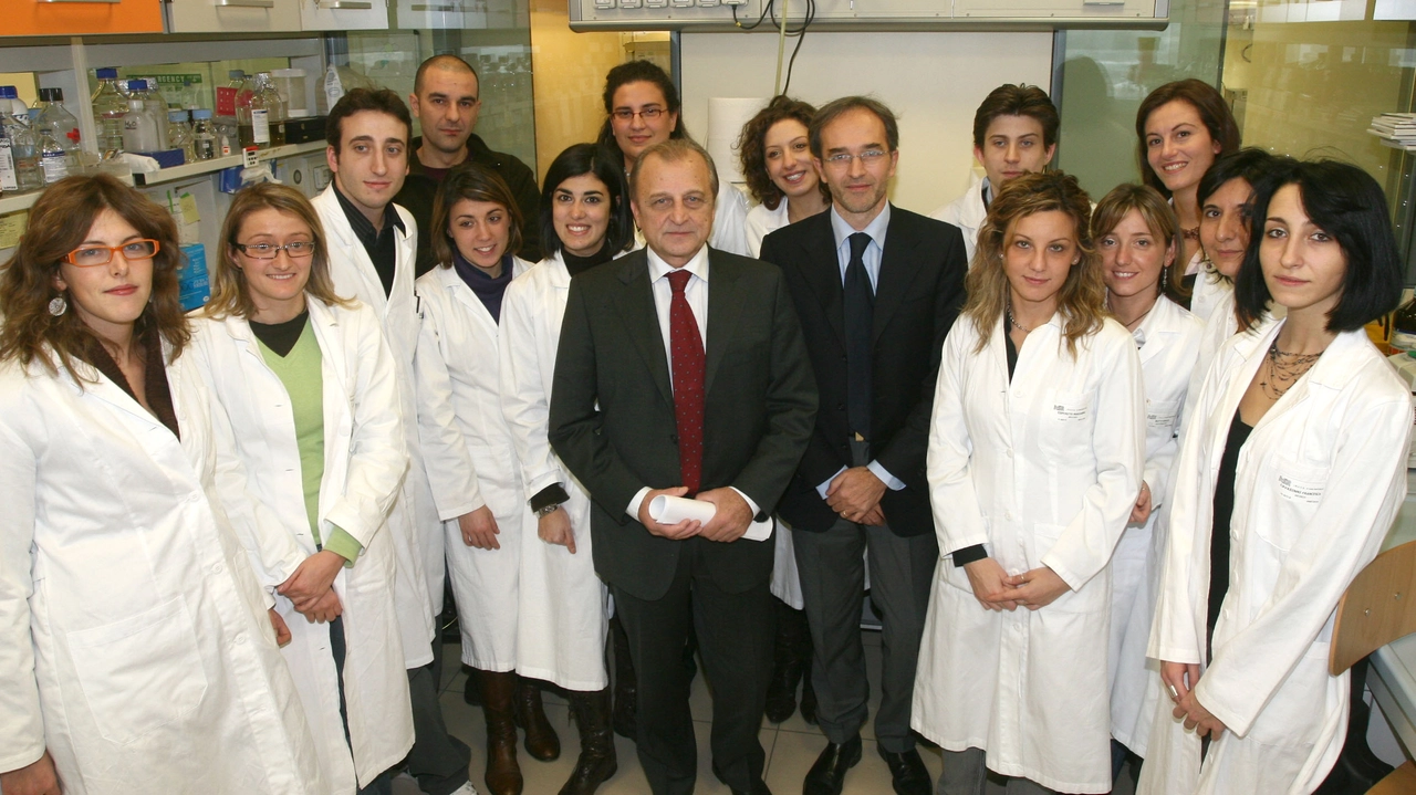 Giancarlo Comi assieme all'équipe di medici e ricercatori dell'Istituto sperimentale di Neurologia del San Raffaele Giancarlo Comi assieme all'équipe di medici e ricercatori dell'Istituto sperimentale di Neurologia del San Raffaele