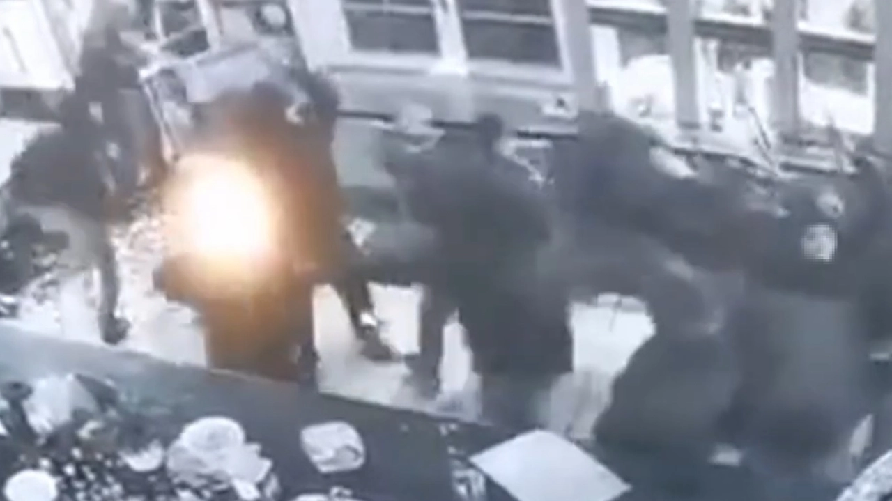 'incredibile rissa scoppiata in un pub al termine del derby pavese di Eccellenza tra Vogherese e Pavia - frame da video