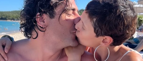 Bianca Balti e l’amore con Alessandro Cutrera: “Un anno di noi”. La coppia innamoratissima al mare