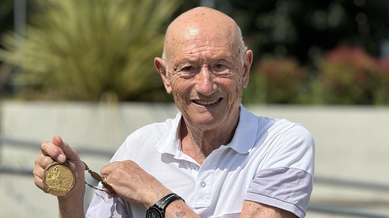 Marino Vigna, 85 anni, mostra la medaglia d'oro vinta a Roma 1960 Marino Vigna, 85 anni, mostra la medaglia d'oro vinta a Roma 1960