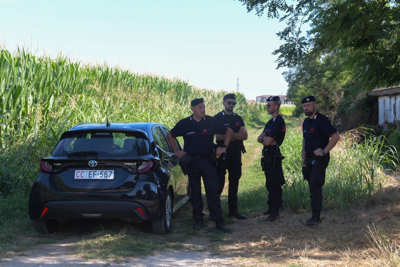 La pattuglia dei carabinieri sul luogo del ritrovamento del corpo della 53enne
