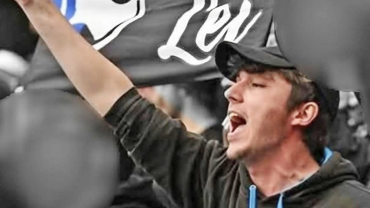 Riccardo Claris, 26 anni, ucciso lo scorso maggio con una coltellata vicino allo stadio di Bergamo: era un grande tifoso dell’Atalanta Riccardo Claris, 26 anni, ucciso lo scorso maggio con una coltellata vicino allo stadio di Bergamo: era un grande tifoso dell’Atalanta