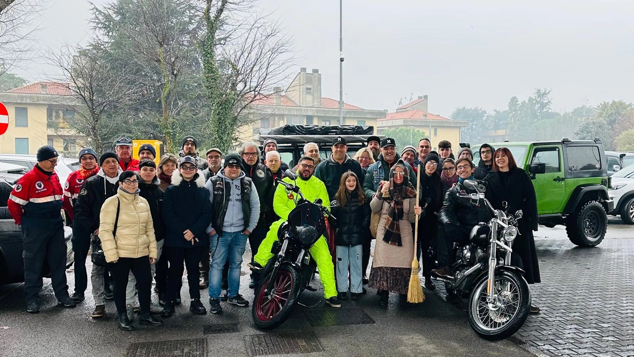 Il gruppo dei volontari delle tre associazioni coinvolte è pronto a partire, befana in moto compresa Il gruppo dei volontari delle tre associazioni coinvolte è pronto a partire, befana in moto compresa